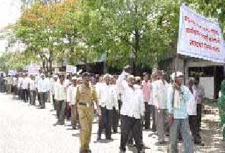 Front of municipal employees | नगर पालिका कर्मचाऱ्यांचा मोर्चा