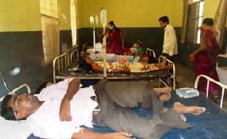 40 people poisoned in wedding ceremony | लग्नसोहळय़ात ४0 जणांना विषबाधा 40 people poisoned in wedding ceremony | लग्नसोहळय़ात ४0 जणांना विषबाधा