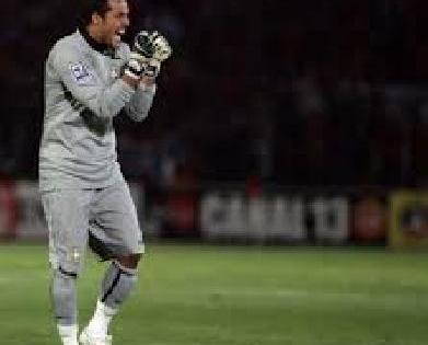 Goalkeeper 'hero' | गोलकीपरच ठरले ‘हीरो’ Goalkeeper 'hero' | गोलकीपरच ठरले ‘हीरो’