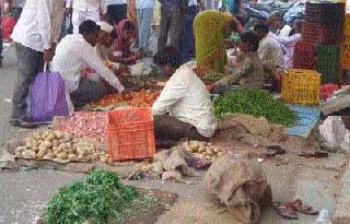 Compromised by inflation | महागाईने मोडले सामान्यांचे कंबरडे
