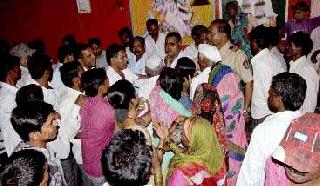 Tensions by officers tearing off | अधिकाऱ्यांनी जबाब फाडल्याने तणाव Tensions by officers tearing off | अधिकाऱ्यांनी जबाब फाडल्याने तणाव