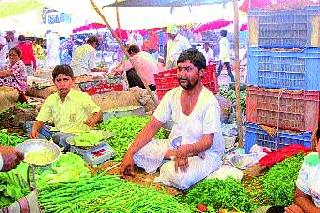 Half a kilo of vegetable! | अर्धा किलो भाजी घेणारा पावशेरवर !