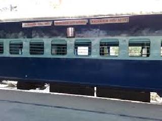 The bogie herd of old pass holders | जुन्या पासधारकांची बोगीत झुंडशाही The bogie herd of old pass holders | जुन्या पासधारकांची बोगीत झुंडशाही