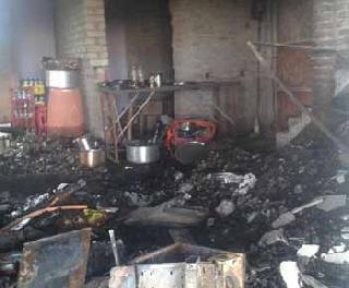 Liquor damage to the wine bar with fire | वाईन बारला आग लागून लाखोंचे नुकसान