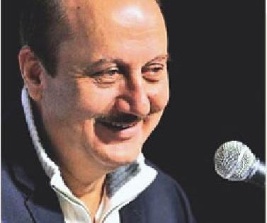 Anupam Kher plays the role of journalist | अनुपम खेर पत्रकाराच्या भूमिकेत