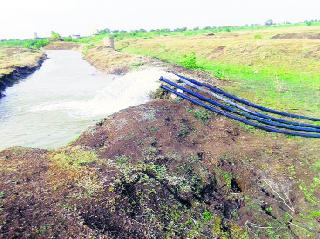 The administration ignores the water resources of the project | प्रकल्पातील पाणी उपशाकडे प्रशासनाची डोळेझाक The administration ignores the water resources of the project | प्रकल्पातील पाणी उपशाकडे प्रशासनाची डोळेझाक