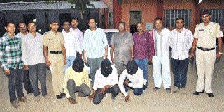 Three robbed police martyr | तीन तोतया पोलीस जेरबंद