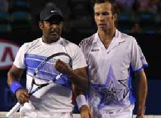 Paes lost to Wimbledon after India's challenge | पेसच्या पराभवाबरोबरच विम्बल्डनमध्ये भारताचे आव्हान संपुष्टात Paes lost to Wimbledon after India's challenge | पेसच्या पराभवाबरोबरच विम्बल्डनमध्ये भारताचे आव्हान संपुष्टात