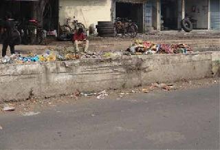 Disconnected trash | दुभाजक झाले कचराकुंडी