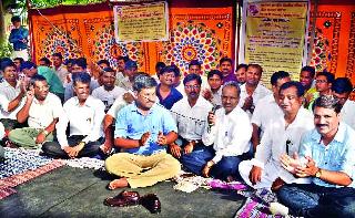 Blood donation by agitating doctors | आंदोलनकर्त्या डॉक्टरांकडून रक्तदान Blood donation by agitating doctors | आंदोलनकर्त्या डॉक्टरांकडून रक्तदान