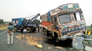 The truck going to the slaughterhouse hit the truck divider | कत्तलखान्याकडे जाणारा ट्रक दुभाजकावर आदळला The truck going to the slaughterhouse hit the truck divider | कत्तलखान्याकडे जाणारा ट्रक दुभाजकावर आदळला