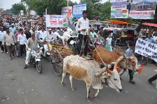 Congress's innovative movement against fuel price hike | इंधन दरवाढीविरोधात कॉँग्रेसचे अभिनव आंदोलन