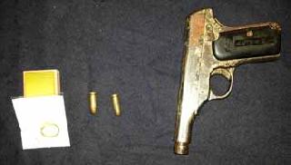 55 thousand seized with revolver | रिव्हॉल्वरसह ५५ हजार जप्त