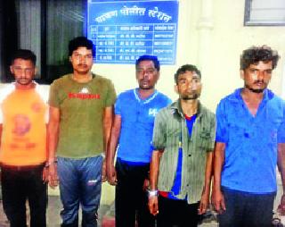 Border residents were caught by armed robbers | सशस्त्र दरोडेखोरांना बोरदरा ग्रामस्थांनी पकडले Border residents were caught by armed robbers | सशस्त्र दरोडेखोरांना बोरदरा ग्रामस्थांनी पकडले