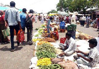 Shadow on the market of drought situation for weeks | दुष्काळी स्थितीची आठवडी बाजारावर छाया