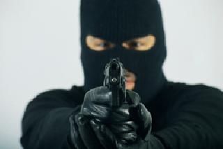 Two arrested for robbing passengers; A fugitive | प्रवाशांना लुटणार्‍या दोघांना अटक; एक फरार