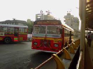 Failure of funds, buses fell into an underworld | निधीअभावी बसेस आगारातच पडून