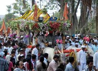 300 years old tradition; Kirtan, the discourse, Warkari delve | तब्बल ३०० वर्षांची परंपरा; कीर्तन, प्रवचनात वारकरी तल्लीन