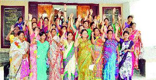 The women were beaten to water for water | पाण्यासाठी महिला पालिकेवर धडकल्या The women were beaten to water for water | पाण्यासाठी महिला पालिकेवर धडकल्या