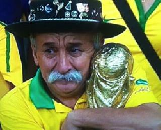 After the defeat, Brazil wobbled into mourning | पराभवानंतर ब्राझील बुडाला शोकलाटेत