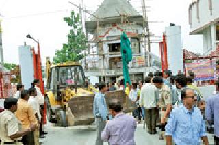 The construction of the Jhulelal Trust broke | झुलेलाल ट्रस्टचे बांधकाम तोडले The construction of the Jhulelal Trust broke | झुलेलाल ट्रस्टचे बांधकाम तोडले