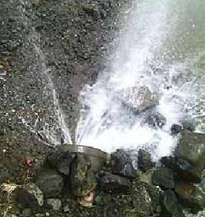Water supply pipeline line for Washim | वाशिमला पाणी पुरवठा करणारी पाईप लाईन लिकेज