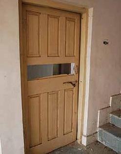 Before leaving the house, stay at home | राहायला जाण्यापूर्वीच निवासस्थानांची वाताहात Before leaving the house, stay at home | राहायला जाण्यापूर्वीच निवासस्थानांची वाताहात