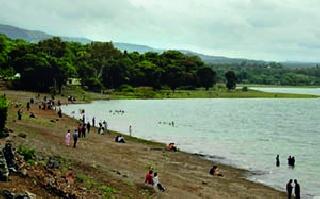 Due to drought, water crisis | पाण्याच्या आगारालाही दुष्काळाची धग Due to drought, water crisis | पाण्याच्या आगारालाही दुष्काळाची धग