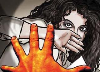 Police molestation molested by police | पोलिस कर्मचार्याने केला युवतीचा विनयभंग Police molestation molested by police | पोलिस कर्मचार्याने केला युवतीचा विनयभंग