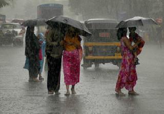 Rain shuddering Mumbai! | पावसाने मुंबईला झोडपले! Rain shuddering Mumbai! | पावसाने मुंबईला झोडपले!