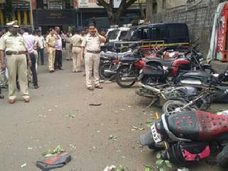 Fearless vehicles still remain in the premises of the Faras Khan | फरासखान्याच्या आवारात अजूनही बेवारस वाहने