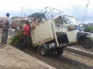 Farmers run for green fodder | हिरव्या चाऱ्यासाठी शेतकऱ्यांची धावपळ