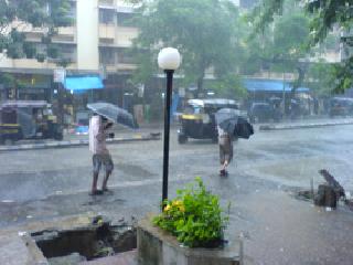 Rains cause Mumbai's life-threatening disruption | पावसामुळे मुंबईचे जनजीवन विस्कळीत, रेल्वेही रखडली