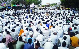 'Nilvande' questions thousands of farmers on the road | ‘निळवंडे’प्रश्नी हजारो शेतकरी रस्त्यावर 'Nilvande' questions thousands of farmers on the road | ‘निळवंडे’प्रश्नी हजारो शेतकरी रस्त्यावर