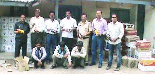 One million fake liquor seized | एक कोटीचे बनावट मद्य जप्त One million fake liquor seized | एक कोटीचे बनावट मद्य जप्त