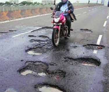 Khadade pits on new bridges | नवीन पुलांवर खड्डेच खड्डे