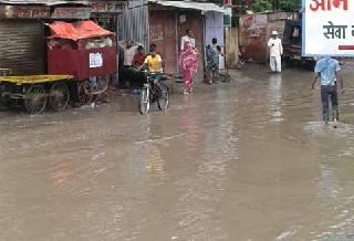 Sifted water on the road in Shirpur | शिरपूर येथे रस्त्यावर साचले पाणी