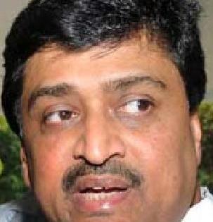Show cause notice to Ashok Chavan in paid news case | पेड न्यूजप्रकरणी अशोक चव्हाणांना कारणे दाखवा नोटीस Show cause notice to Ashok Chavan in paid news case | पेड न्यूजप्रकरणी अशोक चव्हाणांना कारणे दाखवा नोटीस