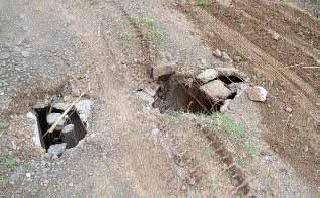 A pavement of passenger on the road | रस्त्यावरील खड्ड्याने प्रवाशांची दैना