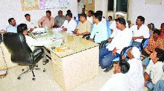 Static agitation in the Zilla Parishad | जिल्हा परिषदेत ठिय्या आंदोलन