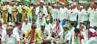 Stop the path of NCP against the hawkers | दरवाढी विरोधात राष्ट्रवादीचा रास्ता रोको Stop the path of NCP against the hawkers | दरवाढी विरोधात राष्ट्रवादीचा रास्ता रोको