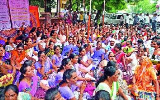 Deducting the health workers' association for pending demands | प्रलंबित मागण्यांसाठी आरोग्य कर्मचारी संघटनेचे धरणे Deducting the health workers' association for pending demands | प्रलंबित मागण्यांसाठी आरोग्य कर्मचारी संघटनेचे धरणे