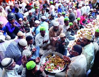'Shab-e-Kadar' is better than thousand months | हजार महिन्यांपेक्षा श्रेष्ठ ‘शब-ए-कद्र’ 'Shab-e-Kadar' is better than thousand months | हजार महिन्यांपेक्षा श्रेष्ठ ‘शब-ए-कद्र’