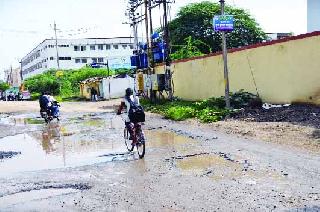 The roads started to fall | रस्त्यांची लागली वाट
