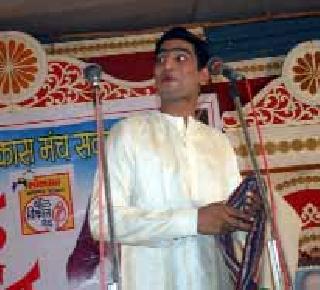 Two-hour solo monologue became part of the theater | दोन तासांच्या एकपात्री नाट्याविष्काराने सदस्य झाले मंत्रमुग्ध
