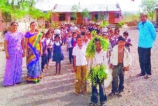 'Dhondi Dhandi Water Give' alarm in hand | हाताणेत ‘धोंडी धोंडी पाणी दे’ चा गजर 'Dhondi Dhandi Water Give' alarm in hand | हाताणेत ‘धोंडी धोंडी पाणी दे’ चा गजर
