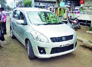 Loot of three and a half lakhs of the day | दिवसाढवळ्या साडेतीन लाखांची लूट Loot of three and a half lakhs of the day | दिवसाढवळ्या साडेतीन लाखांची लूट