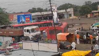 The public suffered due to traffic constraints and accidents | वाहतुकीची कोंडी व अपघातामुळे जनता त्रस्त