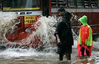 Massive rain disrupts life span | मुसळधार पावसाने जनजीवन विस्कळीत