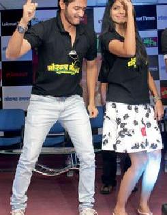 Poshter Boys' Team Dhammal | ‘पोश्टर बॉईज’च्या चमूची धम्माल Poshter Boys' Team Dhammal | ‘पोश्टर बॉईज’च्या चमूची धम्माल